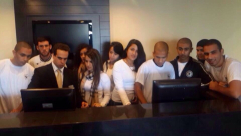 بالصور: طلاب السياحة في المدرسة الثانوية الشاملة يتلقون الارشاد في فندق "دان بانوراما"